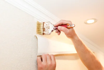 Pose de papier peint à Piedipartino — revêtements muraux et toiles de verre